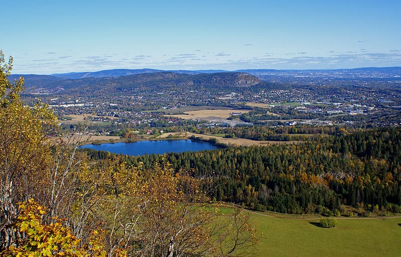 Utsikt fra Ramsåsen over Bærum og Oslo i solskinn