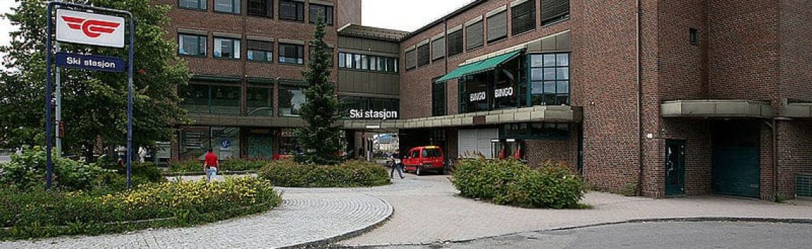 Bilde av jernbanestasjonsbygningen i Ski stasjon